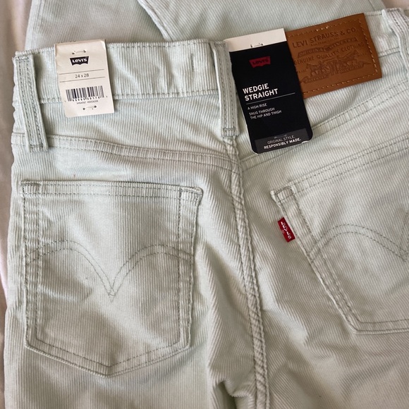 Levi’s Wedgie Straight Fit Corduroy Women’s Pants - Picture 6 of 6